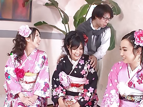 三个日本女郎用毛茸茸的鸡巴给一群男人口交并吞精