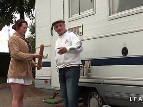 Pute rousse grave prise en duplication penetration dans un gangbang avec un vieux